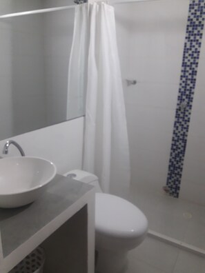 スタンダード ルーム 専用バスルーム | バスルーム | シャワー、タオル