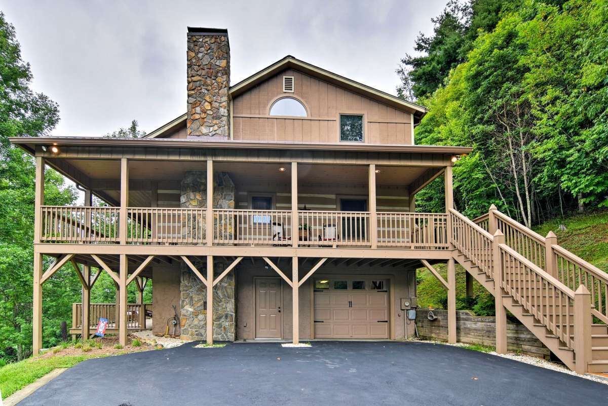 New Hot tub/Log cabin/-close to APP & skiing- Firepit-game tables-pet friendly