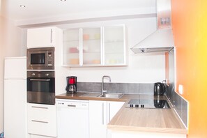 Kjøleskap, mikrobølgeovn, ovn og kokeplater