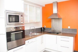 Kjøleskap, mikrobølgeovn, ovn og kokeplater