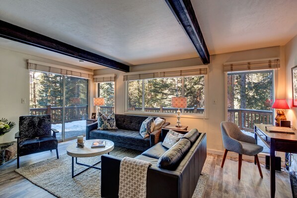 Een smart-tv, een open haard, een dvd-speler en boeken