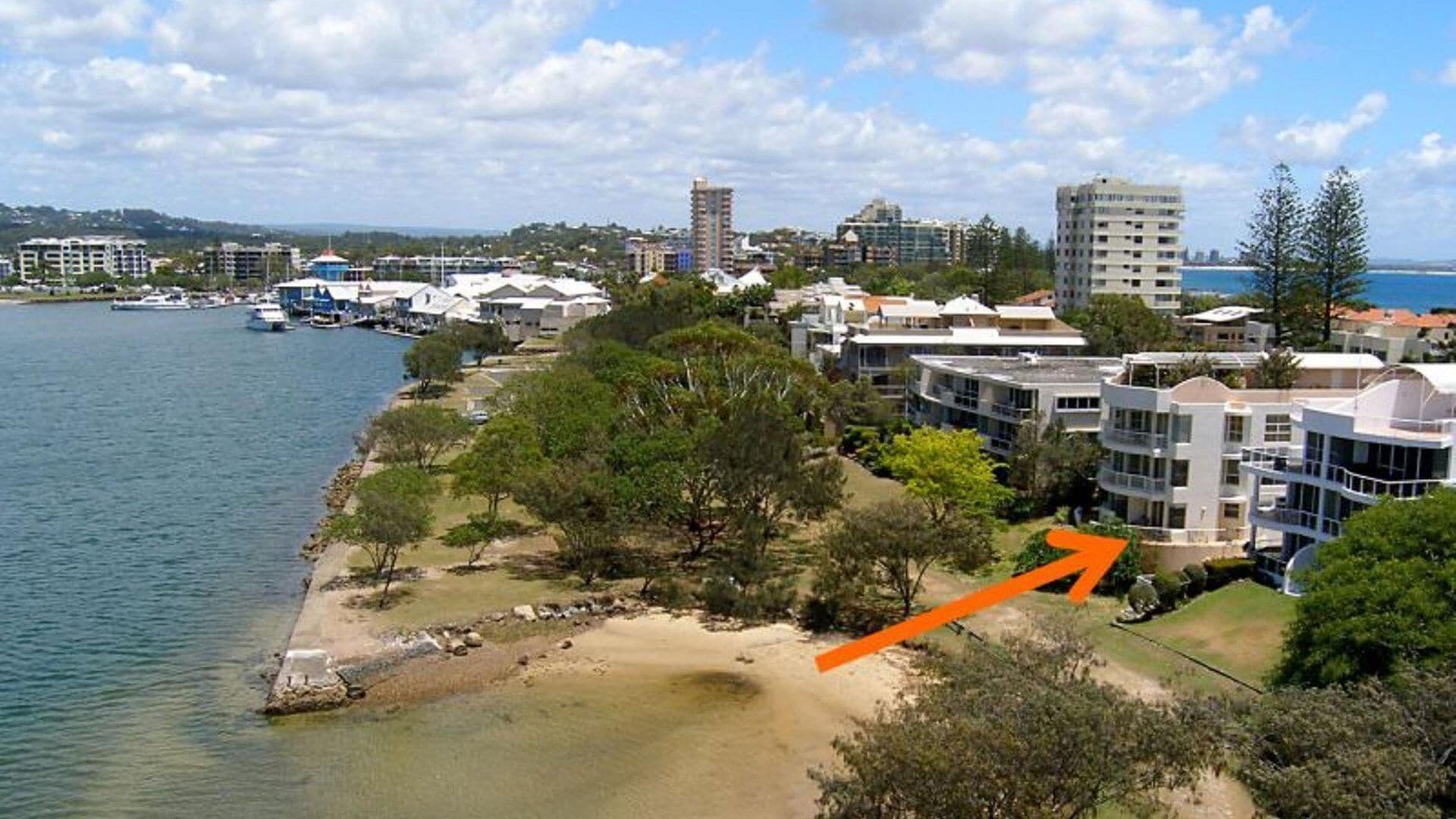 Mariner Cove 1 - Luxurious 2 Bedroom Unit on the Canal, 100 Metres to the Beach