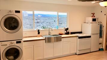 Réfrigérateur, four à micro-ondes, un four, surface de cuisson