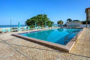 حمّام سباحة مُدفَّأ