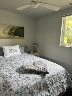 1 Schlafzimmer, Zimmersafe, Schreibtisch, laptopgeeigneter Arbeitsplatz