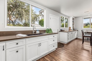 Coffee/tea maker, fridge, microwave, oven - Relaxing, Romantic, and Fun! Private, Quiet, and Less than a mile to the Ocean! (Oceanside)