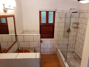 Duschwanne, Handtücher, Toilettenpapier