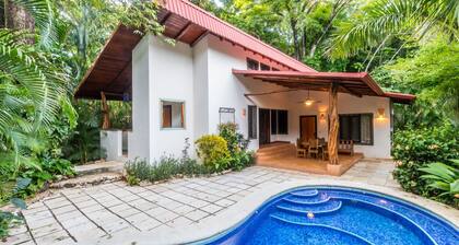 Privée et isolée dans une voie sans issue, avec piscine, a / c, cette maison est un bijou