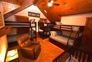 4 bedrooms, free WiFi, bed sheets -  Family friendly log home has great lake views from huge deck! (Vian)