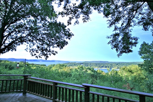  Family friendly log home has great lake views from huge deck!