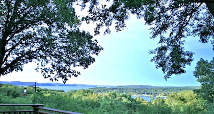 La maison en bois rond conviviale offre une vue imprenable sur le lac depuis l'immense terrasse!