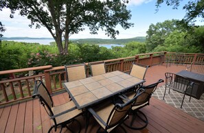 Outdoor dining -  Family friendly log home has great lake views from huge deck! (Vian)