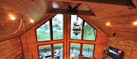 Smart-TV, peis, DVD-spiller og bordtennis