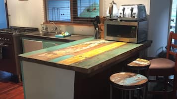 Geladeira, micro-ondas, fogão, cooktop