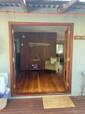 Interior - The Treehouse-Fresh bed linen & COMPLIMENTARY KAYAKS - PETS WELCOME …🏖️ (Guilderton)