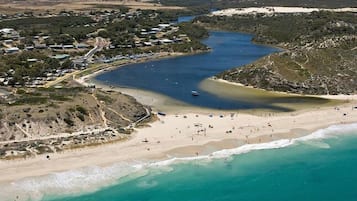 Una spiaggia nelle vicinanze, lettini da mare