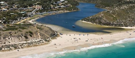 Una spiaggia nelle vicinanze, lettini da mare