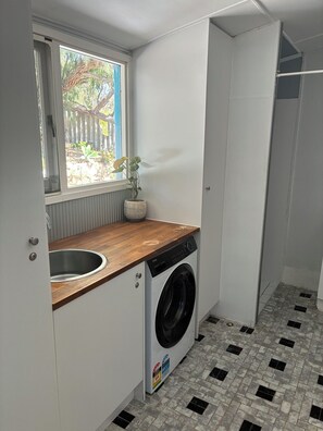 Interior - The Treehouse-Fresh bed linen & COMPLIMENTARY KAYAKS - PETS WELCOME …🏖️ (Guilderton)