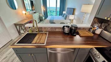 Fridge, microwave, stovetop, dishwasher