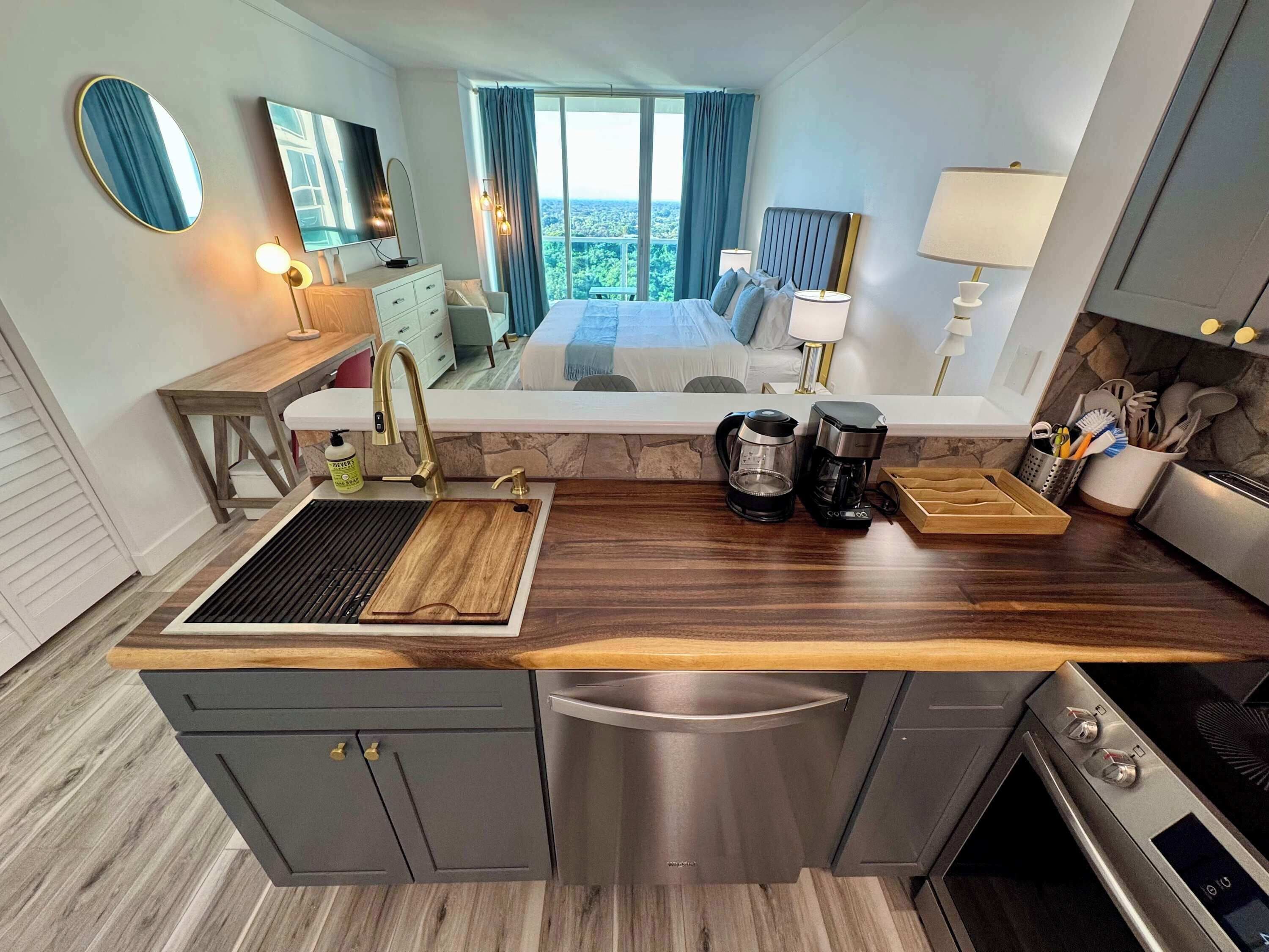 Fridge, microwave, stovetop, dishwasher