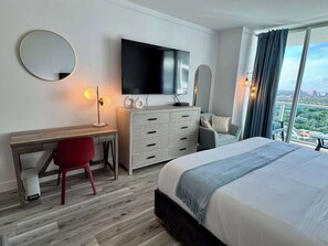 1 habitación, caja de seguridad en la habitación y escritorio 