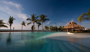 A heated pool - Luxury Beachfront Condo! 3BD Condo for rent in Los Muertos Beach, Puerto vallart (Puerto Vallarta)