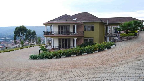 Jowillis Hotel Unterkunft, Bar, Garten und Tourismusagentur