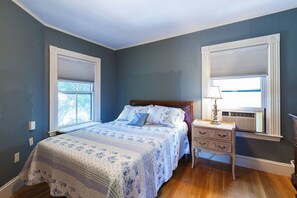 4 bedrooms, desk, iron/ironing board, travel crib - Charming Harvard Victorian w/pkng (Cambridge)