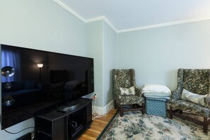Interior - Charming Harvard Victorian w/pkng (Cambridge)