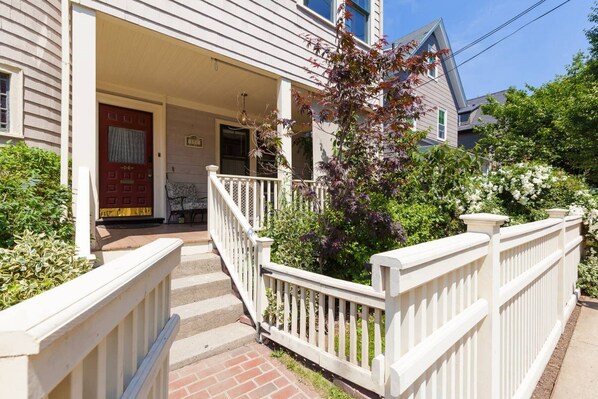 Exterior - Charming Harvard Victorian w/pkng (Cambridge)