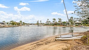 A marina with boats, a sandy beach, and houses along the water. - Anjuna, 2 bedroom apartment on canal (Mooloolaba)