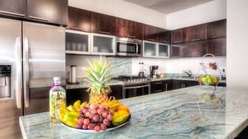 Een koelkast, een microgolfoven, een oven, een kookplaat