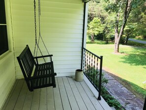Terrace/patio - Quiet Blue Ridge Mountain Cottage (Schuyler)