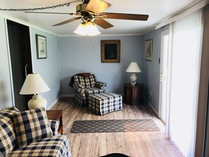 Smart TV, DVD player, foosball - Quiet Blue Ridge Mountain Cottage (Schuyler)