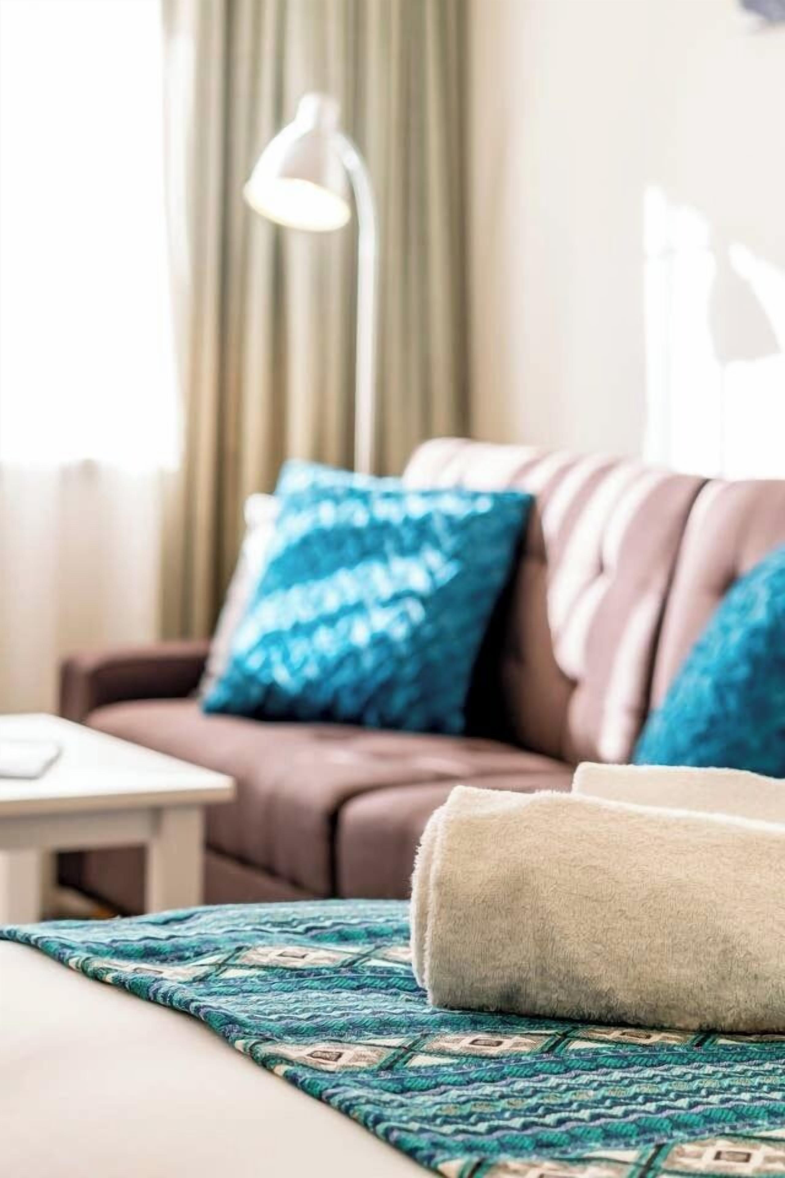 Een televisie, Netflix, streamingdiensten en een kantoor
