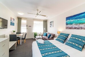 Tabla de planchar con plancha, wifi y ropa de cama 