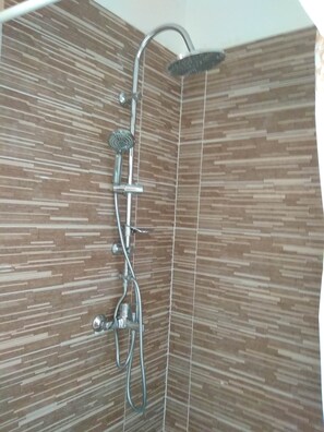 Regadera, secadora de cabello, toallas, shampoo