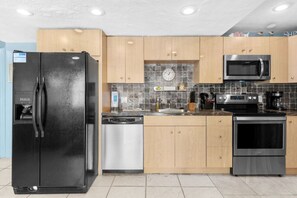 Refrigerador, microondas, horno y parrilla de estufa 