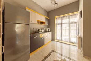 Fridge, microwave, stovetop, coffee/tea maker - Ultra-Central, Beautiful Duplex in Historical Building near Cismigiu Gardens (Sector 1)