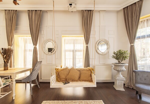 TV, books - Ultra-Central, Beautiful Duplex in Historical Building near Cismigiu Gardens (Sector 1)