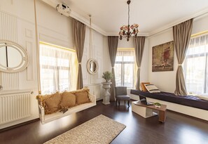 TV, books - Ultra-Central, Beautiful Duplex in Historical Building near Cismigiu Gardens (Sector 1)