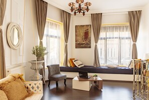 TV, books - Ultra-Central, Beautiful Duplex in Historical Building near Cismigiu Gardens (Sector 1)