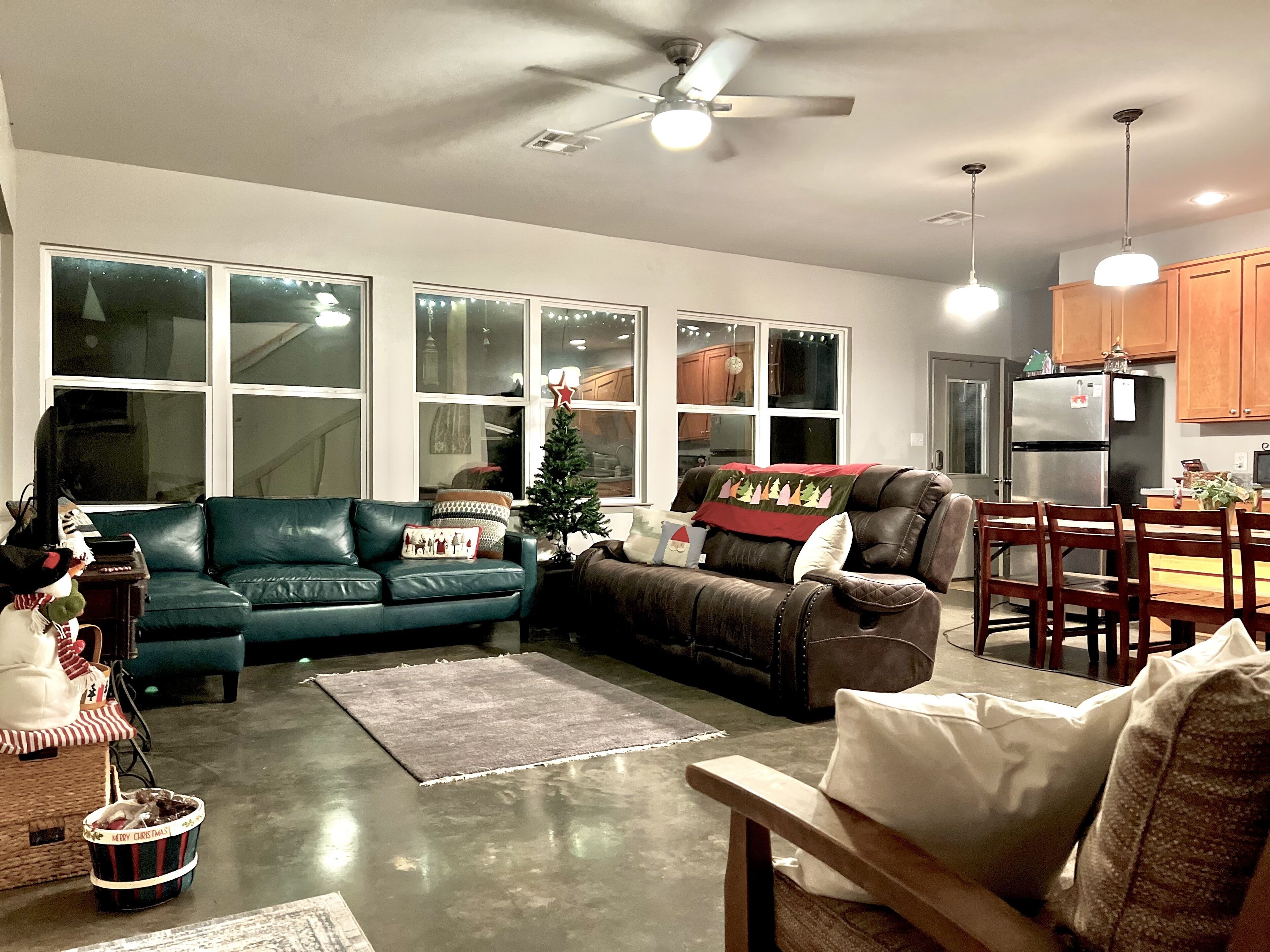 テレビ、DVD プレーヤー、テーブルサッカー台、卓球台