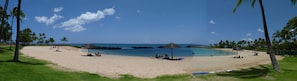 Plage, chaises longues, serviettes de plage