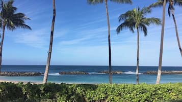 Sur la plage, chaise longue, serviettes de plage