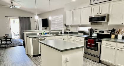 Beau 3 Bd, 2 Bth! Chauffage de la piscine (facultatif). PrĂšs de Downtwn Gilbert.