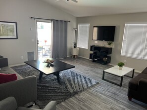 Smart TV, videogames, DVD player, mesa de pingue-pongue