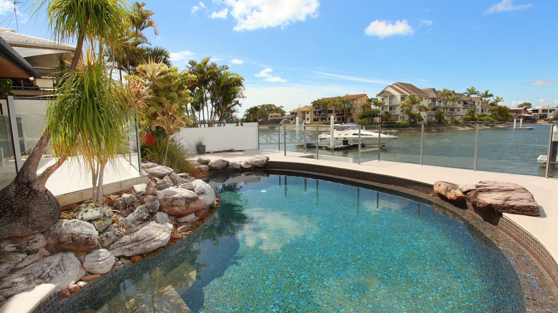 Yulunga 20 - 4 Bedroom House w/ Pool+ Wifi+ Aircon with a private pontoon in Mooloolaba