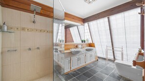 Shower, free toiletries, hair dryer, towels - Yulunga 20 with amazing views (Mooloolaba)