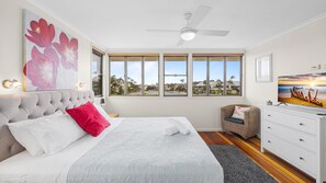 4 bedrooms, iron/ironing board, Internet, bed sheets - Yulunga 20 with amazing views (Mooloolaba)